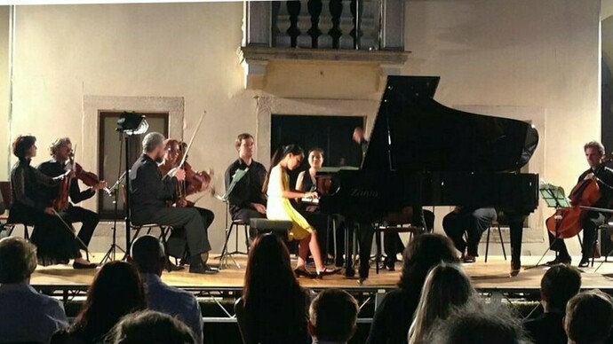 Una ragazza si esibisce in un concerto pianistico a Chioggia, Italia