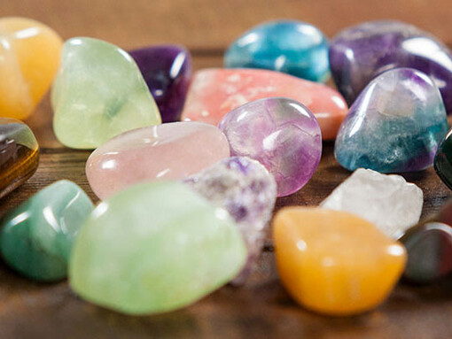 Nella farmacologia ayurvedica si usano numerose pietre, cristalli, minerali e gemme che sottoposti ad una accurata lavorazione, si rendono biodisponibili per uno scopo curativo