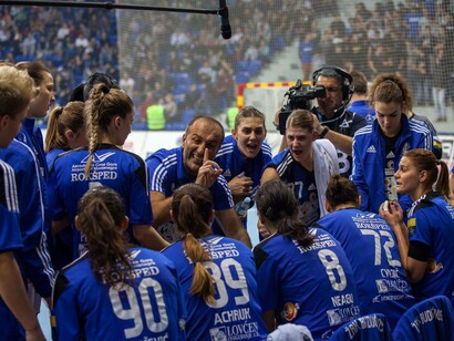 As jogadoras de Buducnost com o seu treinador