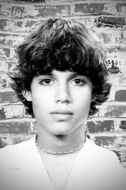 Durante su infancia y adolescencia, la pasión por el rock se consolidó gracias a la influencia de bandas como The Beatles y The Rolling Stones, hasta fundar su primera banda y comenzar a tocar en festivales escolares. Fuente: Página personal de Facebook de Pedro Suárez-Vértiz