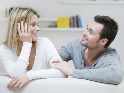 Una pareja habla tranquilamente en el sofá