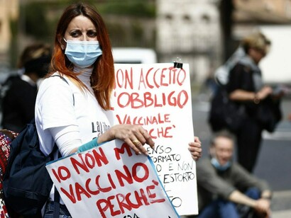 I no-vax, pur essendo minoranza, animano le  manifestazioni di piazza in molte città italiane contestando l’obbligatorietà dei vaccini e dei green pass