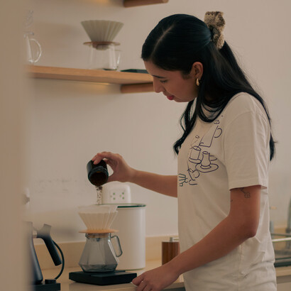 Desde un espresso intenso hasta un cold brew refrescante, la carta invita a explorar distintas formas de disfrutar el café