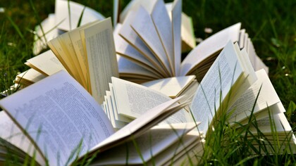  Le teorie contemporanee sull'intelligenza artificiale esplorano se la coscienza sia un fenomeno emergente o intrinsecamente legato alla biologia umana