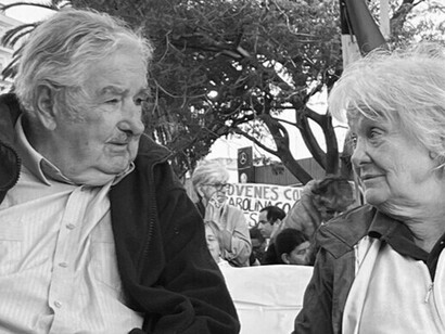 Se trata de una actitud admirable para quien sufrió trece años de encierro en un régimen de incomunicación total por su pertenencia al grupo revolucionario “Movimiento de Liberación Nacional—tupamaros". José Mujica y Lucía Topolansky
