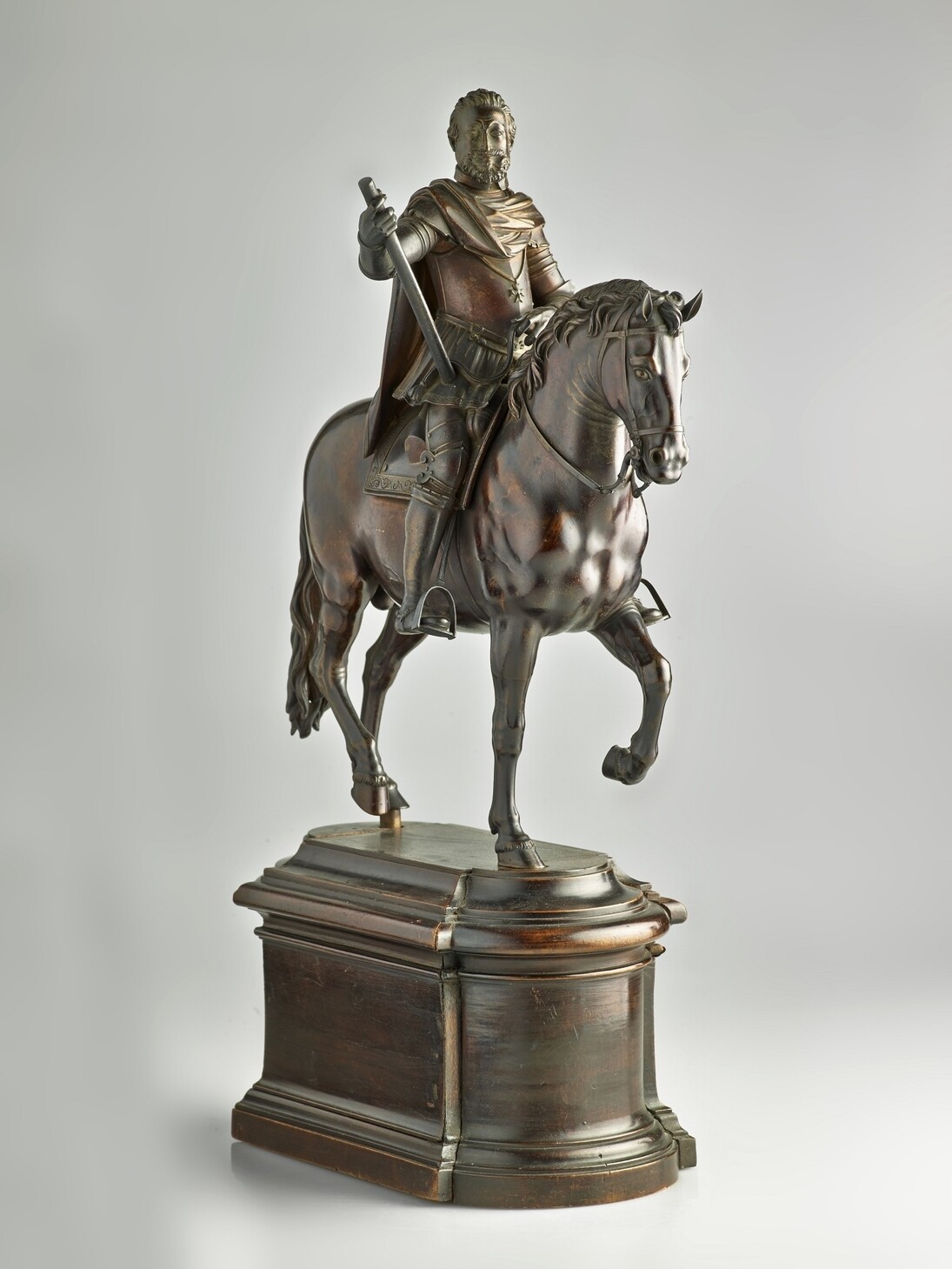 Giambologna o Antonio Susini, Ritratto equestre di Enrico IV di Francia, Primo decennio del XVII secolo, bronzo, Digione, Musée des Beaux-Arts

