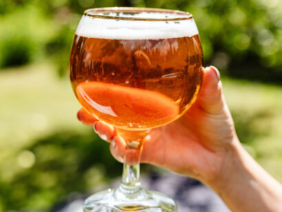 Copo de cerveja e um brinde à brasilidade