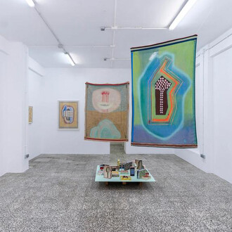 Concha Ybarra, Hilo de coser, en mi sueño un instante, vista de exhibición. Cortesía de Galería El Chico. Foto por Goro Studio