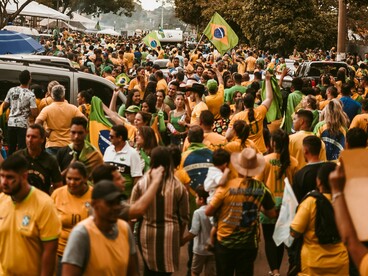 Uma grande concentração de pessoas com bandeiras brasileiras ocupa a rua durante uma manifestação. A adesão coletiva, por si só, não transforma uma ideia em verdade: é preciso preservar a capacidade de pensar criticamente, inclusive quando as opiniões do grupo parecem indiscutíveis