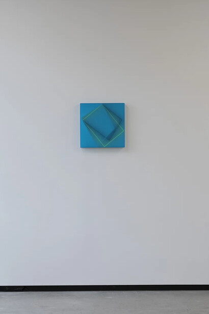 Kāryn Taylor, Cosmic mind, quantum field, exhibition view. Courtesy of Jhana Millers Gallery