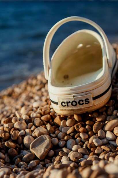 Questa combinazione è la perfetta espressione di un trend che mescola la funzionalità delle Crocs con l'eleganza disinvolta dell'animalier, rendendolo versatile per ogni occasione
