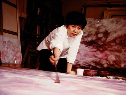 Yoko Matsumoto painting at her studio in Ongata, Hachioji, Tokyo, in 1982 © artist. Courtesy Hino Gallery and White Cube. Photo © Mikio Kubota