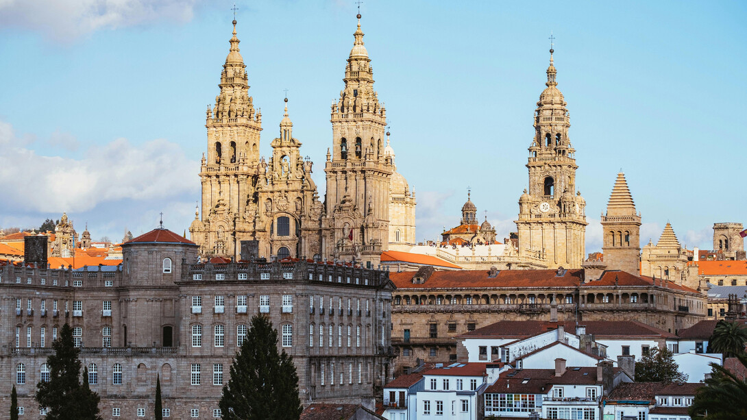 Madrid vibra com sua arte, história e acolhimento, enquanto a Galícia ecoa mistérios, névoas e encantos. Uma viagem de descobertas pelos sentidos e pela alma
