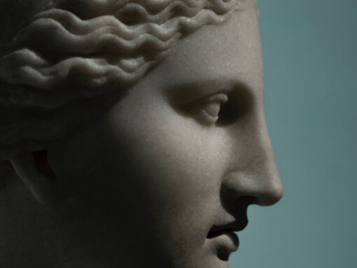 Busto greco femminile visto di profilo