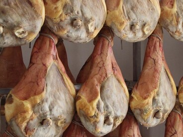 La salatura rappresenta una delle fasi fondamentali del processo, perché limita la proliferazione dei microrganismi e favorisce la conservazione