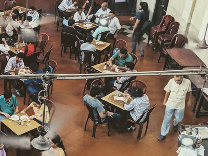 Mentecatos tontos, son aquellos que no recogen sus restos de comida simplemente por torpeza o falta de reflexión