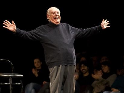 Dario Fo durante uno spettacolo