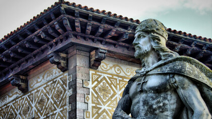 Don Pelayo  fue el primer monarca del reino de Asturias, que rigió hasta su muerte en 737. Su origen es controvertido y según la leyenda fue un noble visigodo. Don Pelayo, 1918, Cangas de Onís (Asturias), España