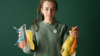Uma mulher segura resíduos plásticos em uma mão e resíduos orgânicos na outra, evidenciando dois destinos possíveis para os materiais descartados. Entre o passivo ambiental e a matéria-prima do futuro, a escolha define o modelo de desenvolvimento. A imagem simboliza o contraste entre a linearidade do descarte e o potencial regenerativo da biomassa. A transição para uma economia circular começa na forma como enxergamos o lixo
