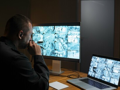 Vigilância. Para alguns, a Constituição Federal de 1988 não é suficiente e, por isso, é necessário recorrer a outras formas “legais” para perseguir e punir quem coloca em causa a liberdade e a democracia. Ou seja, quem faz as leis beneficia delas e tudo aquilo que for contra a narrativa dominante e o sistema vigente é uma ameaça que precisa ser neutralizada




