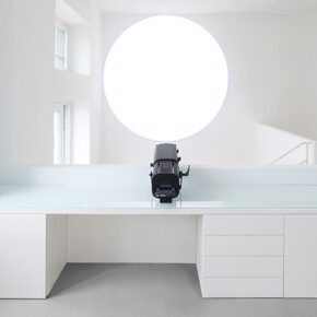 Michel Verjux, Au mur, frontale et entière, calage haut-angle (source médiane), 2016 Proiettore. Courtesy A arte Invernizzi, Milano. Foto Bruno Bani
