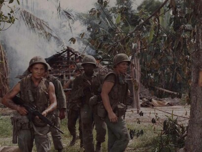 Membri della compagnia “B”, 2° battaglione, 14° fanteria, alla ricerca di vietcong durante l'operazione Wahiawa, 20 maggio 1966