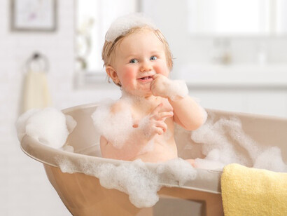 Bebé disfrutando un baño de burbujas