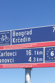 Placa da Rota 6 na Sérvia da ciclovia Eurovelo