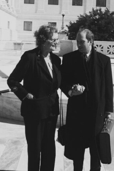 Maria Altmann e il suo avvocato all'uscita del tribunale dopo la vittoria davanti alla Corte Suprema. Nel 2006, la Corte Suprema degli Stati Uniti restituì le opere ad Altmann, e Ritratto di Adele Bloch-Bauer I fu poi venduto per 135 milioni di dollari, diventando uno dei quadri più costosi mai venduti