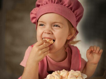 Bambina che mangia mashmellows: "Immagina che la dieta, l’esercizio fisico, la crescita personale e la capacità di gestire tempo e denaro come tanti quarti d’ora allo scadere dei quali ti aspetta un marshmallow"