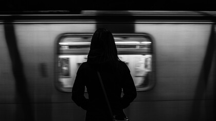 Una mujer paralizada mira como pasa el metro frente a sus ojos en Nueva York, Estados Unidos
