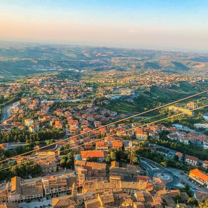 Il suo sistema politico prevede due Capitani Reggenti, eletti ogni sei mesi
