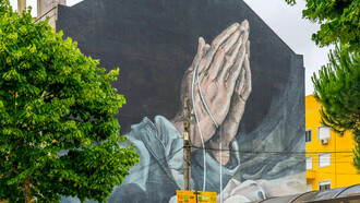 Reinterpretação de Regg Salgado das Mãos em Oração, em Lisboa; Portugal