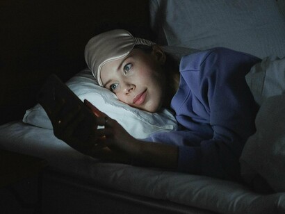 Mulher mexe em seu celular no momento de dormir. A relação entre sono e saúde mental é particularmente complexa e bidirecional. Por um lado, a falta de sono pode desencadear ou agravar transtornos mentais. Por outro, pessoas que sofrem de ansiedade ou depressão muitas vezes têm dificuldade para dormir, criando um ciclo vicioso de privação de sono e deterioração da saúde mental. Pesquisas mostram que indivíduos com insônia têm um risco significativamente maior de desenvolver transtornos de humor, como depressão e ansiedade. Da mesma forma, pessoas com depressão frequentemente apresentam distúrbios do sono, como insônia ou hipersônia
