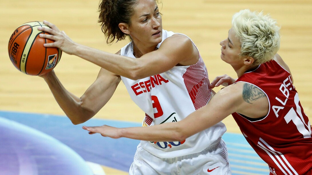 La jugadora de la selección española de baloncesto Laia Palau defiende el balón frente a una rival