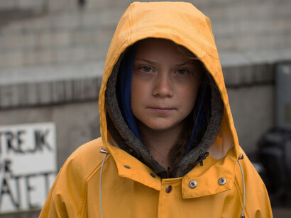 Greta Thunberg manifesta davanti al Parlamento svedese