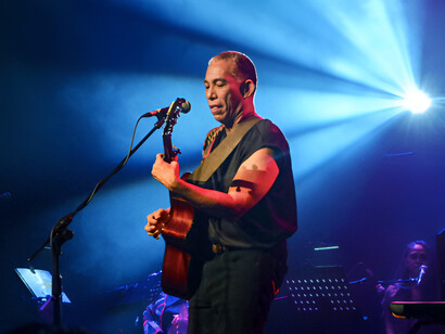 On stage, Joey Ayala’s presence is magnetic, as he passionately performs songs that bridge the gap between the past and present, resonating deeply with fans both young and old