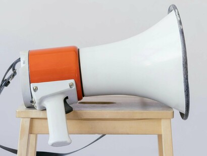 Megafone. A língua tem poder sobre a vida  
e sobre a morte; os que gostam de usá-la  
comerão do seu fruto