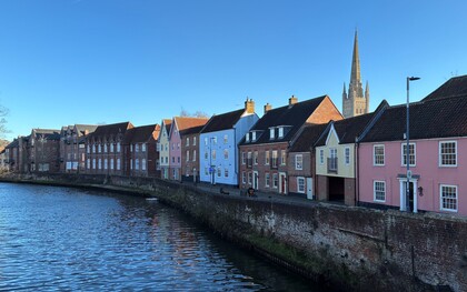 Il fiume Wensum scorre placido attraversando la cittadina di Norwich. Foto di Flavius Roversi