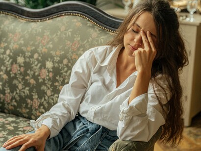 Mulher em sessão de terapia. No último ano do curso, optei por estagiar na área clínica, atendendo por um ano inteiro a demanda do serviço de Psicologia da universidade. Foi uma experiência significativa, enriquecida por supervisões e discussões coletivas de casos na abordagem vigotskiana que aprofundaram minha compreensão sobre conceitos como subjetividade, historicidade, trabalho, desenvolvimento e as relações entre singular, particular e universal e constituição do sujeito