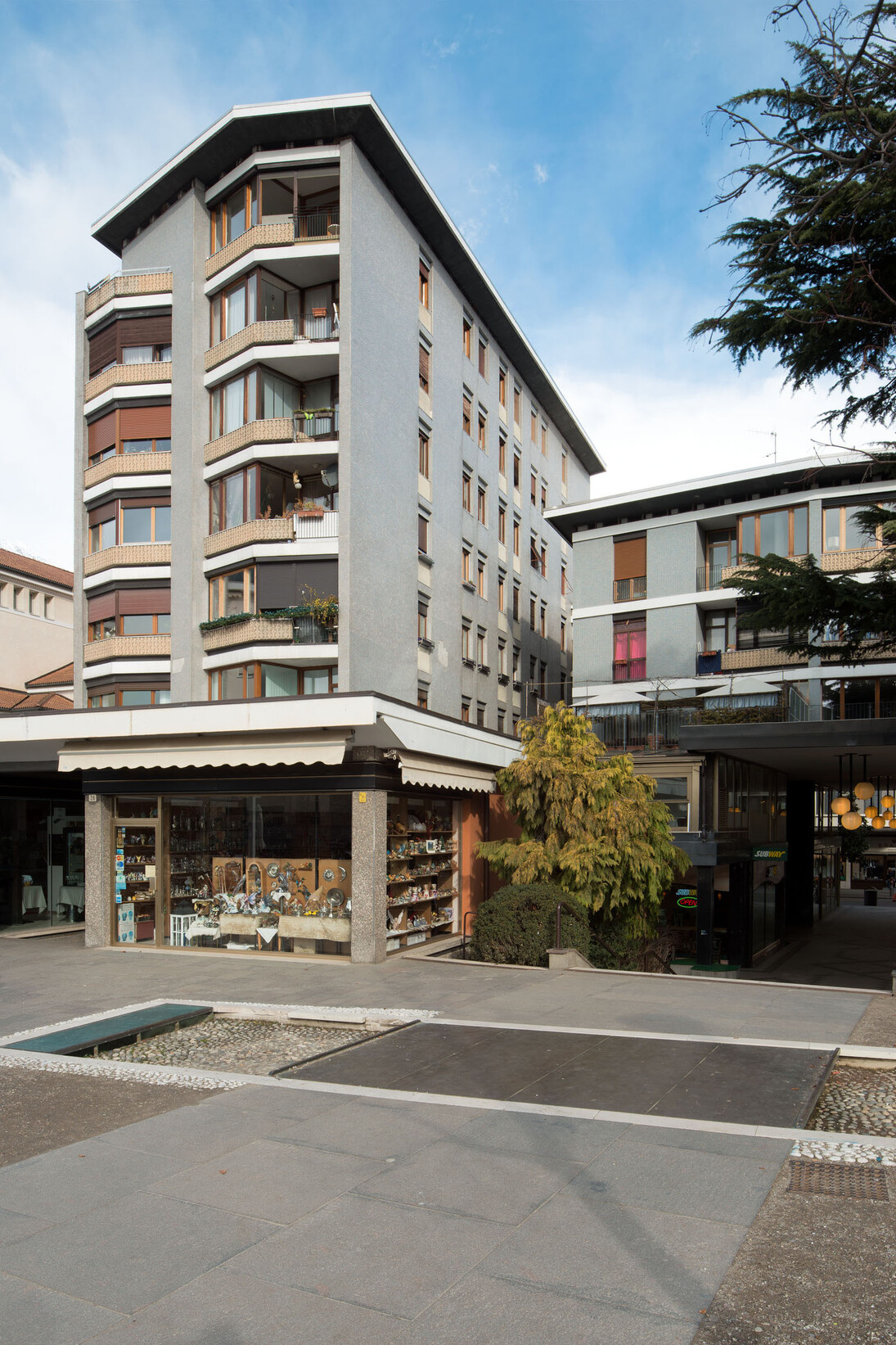 Armando Ronca, Complesso con galleria commerciale, uffici e abitazioni, Merano, 1960-1963. Foto Werner Feiersinger
