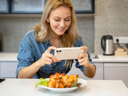 Influencer sacando fotografías a su comida. Para los creadores de contenido, no parece ser necesaria la acreditación de un conocimiento formal para hablar sobre cómo deberíamos alimentarnos