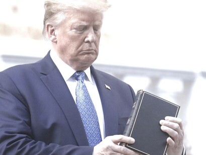 Trump posa con una Biblia frente a la iglesia de St. John, templo a escasos metros de la Casa Blanca