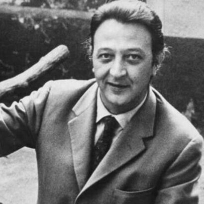 La scrittura di Arpino è un viaggio tra poesia e ironia, capace di esplorare le fragilità umane con profondità e leggerezza, senza mai perdere la forza della narrazione