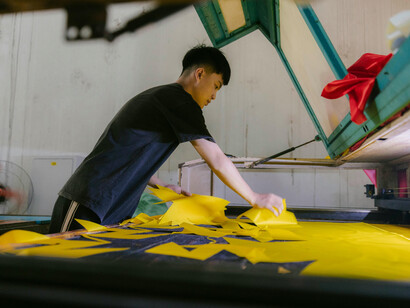 Produção de tecidos em massa. Embora as regulamentações modernas sejam mais severas, ainda existem lacunas significativas, especialmente em países em desenvolvimento onde a produção de fast fashion é predominante