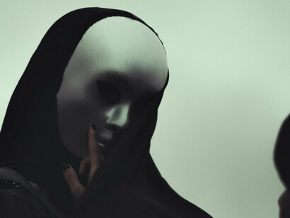 No gnosticismo, os arcontes são retratados como governantes que impedem o desenvolvimento espiritual da humanidade. Eles governam a partir de sete esferas celestes, que estão associadas aos planetas conhecidos na antiguidade, e cada arquétipo planetário representa uma força ou poder específico