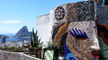 Vista do terceiro andar da casa chamada de The Maze Inn na cidade do Rio de Janeiro, Brasil