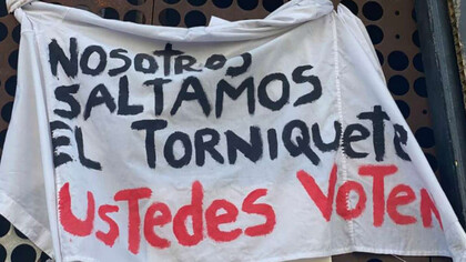 Una movilización que empezó por la reivindicación en contra del aumento de las tarifas del metro, se extendió a otras, hasta que desembocó en la propuesta política de la Asamblea Constituyente