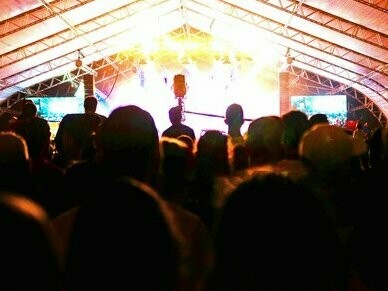 Show musical. Naquela noite, nem mesmo as rajadas do vento e da intensa chuva, na capital moçambicana, não ocultaram o notório crescimento de alguns artistas em ascensão