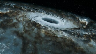 Um buraco negro rodeado por estrelas em espiral revela a dimensão misteriosa do cosmos. No artigo, o infinito surge como metáfora da busca humana por sentido, criação e transcendência. A literatura transforma esse infinito em pensamento, poesia e imaginação que evoca o fascínio humano pelo incomensurável